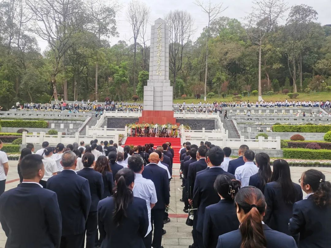 銘記先烈精神，宜賓市公服集團(tuán)公交公司開(kāi)展清明節(jié)祭掃烈士墓活動(dòng)